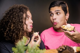 What triggers our brain to indulge in binge-eating; Research reveals (Unsplash) What triggers our brain to indulge in binge-eating; Research reveals (Unsplash)