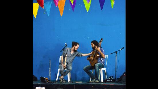 Ser o Dúo started out in 2017 in Valparaíso, Chile and has performed in Argentina, Colombia, India, Nepal, Spain, Italy, Germany, Ireland, the Netherlands and Turkey. Ser o Dúo started out in 2017 in Valparaíso, Chile and has performed in Argentina, Colombia, India, Nepal, Spain, Italy, Germany, Ireland, the Netherlands and Turkey.