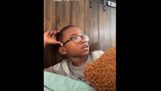 Biologist explains kids how sperm fertilizes an egg. (Instagram/@iamlesliesamuel) Biologist explains kids how sperm fertilizes an egg. (Instagram/@iamlesliesamuel)
