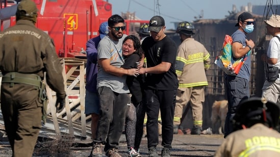 Una mujer llora después de que el incendio forestal destruyera su casa (AFP)