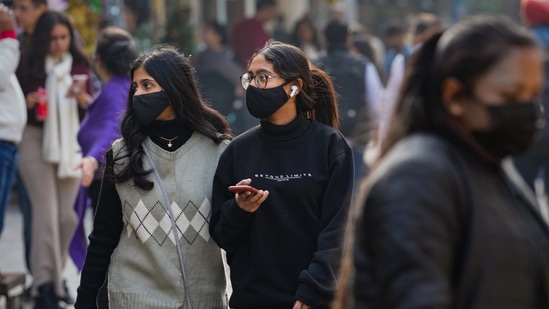 New Delhi: People wear face mask, at Khan Market in New Delhi, Wednesday, Dec. 21, 2022. Union Health Minister Mansukh Mandaviya held a meeting with experts to review the COVID-19 situation considering the fresh rise of cases in other countries, especially China. (PTI Photo/Kamal Singh)