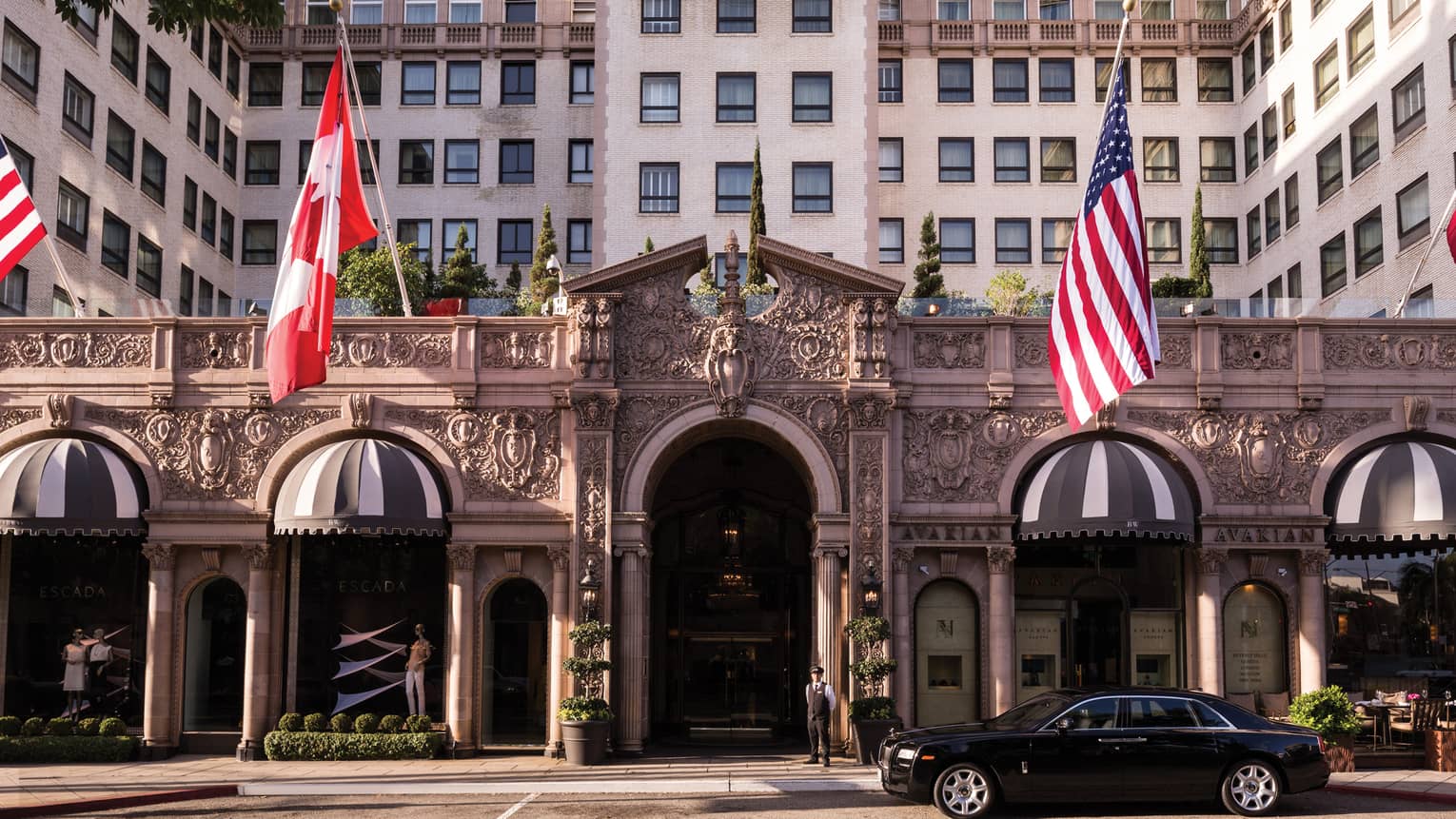 Only the exteriors of the Regent Beverly Wiltshire appear in the film.