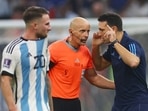  Argentina coach Lionel Scaloni speaks to referee Szymon Marciniak 