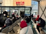 People wait outside a fever clinic at a hospital as coronavirus disease (Covid-19) outbreak continues, in Shanghai, China December 24, 2022. (REUTERS/Staff)