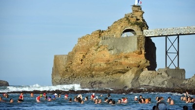 Bathers are seen at the traditional Christmas Swim organised since 1929 by "Les Ours blancs" (polar bears) association at the beach of Port Vieux in Biarritz, southwestern France, on December 24. (Gaiza Iroz / AFP) Bathers are seen at the traditional Christmas Swim organised since 1929 by "Les Ours blancs" (polar bears) association at the beach of Port Vieux in Biarritz, southwestern France, on December 24. (Gaiza Iroz / AFP)