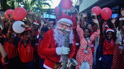 School students are seen dancing with Santa Claus at Anand Vishwa Gurukul School, in Thane, India, on December 24. (Praful Gangurde / HT ) School students are seen dancing with Santa Claus at Anand Vishwa Gurukul School, in Thane, India, on December 24. (Praful Gangurde / HT )
