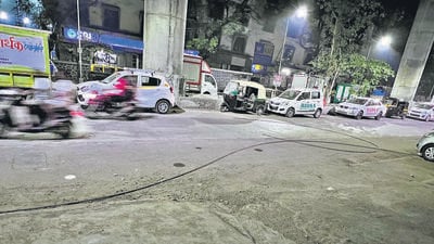 A steel cable lying on 90 Feet Road in Ghatkopar East. (HT Photo)
