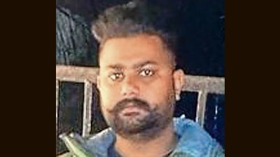 Accused Ajay Pehalwan who has been hospitalised after he fractured both his legs while jumping from a rooftop in an attempt to evade police. (HT Photo)