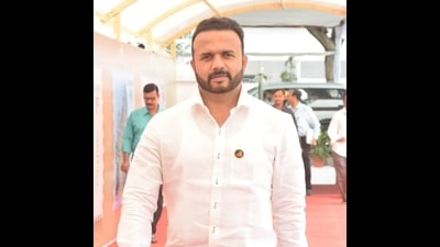 BJP MLA Jaykumar Gore was injured along with three others after the SUV they were travelling in fell off a bridge into a 30-feet ditch near Phaltan inSatara district early on Saturday. (HT PHOTO) BJP MLA Jaykumar Gore was injured along with three others after the SUV they were travelling in fell off a bridge into a 30-feet ditch near Phaltan inSatara district early on Saturday. (HT PHOTO)