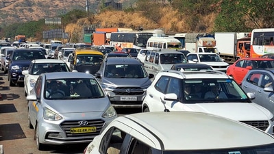 Commuters were irked as they were stuck at Urse toll plaza for over an hour. (HT PHOTO)