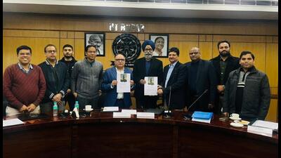 DMCH, IIT Ropar officials pose for a picture after signing MoU in Ludhiana. (HT PHOTO)