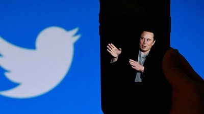 Twitter: A phone screen displays a photo of Elon Musk with the Twitter logo. (AFP) Twitter: A phone screen displays a photo of Elon Musk with the Twitter logo. (AFP)