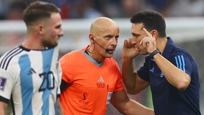 Argentina coach Lionel Scaloni speaks to referee Szymon Marciniak (REUTERS)