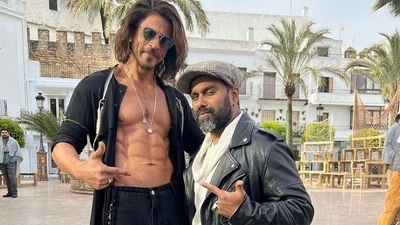 Shah Rukh Khan with choreographer Bosco Martis. Shah Rukh Khan with choreographer Bosco Martis.