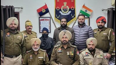 The accused has been identified as Sunil Kumar, a resident of Ghati Valmeek, Ludhiana. He was arrested from Tajpur Road area with the heroin on the basis of a tip-off. (HT PHOTO)