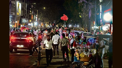 The city streets are decked out with Christmas lights and residents have made plans of celebration and relaxation during the holiday weekend. (SHANKAR NARAYAN/ HT PHOTO) The city streets are decked out with Christmas lights and residents have made plans of celebration and relaxation during the holiday weekend. (SHANKAR NARAYAN/ HT PHOTO)