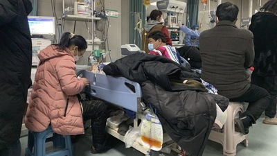 Relatives gather near the beds of sickened patients at the emergency department of the Langfang No. 4 People's Hospital in Bazhou city in northern China's Hebei province on Thursday. (AP) Relatives gather near the beds of sickened patients at the emergency department of the Langfang No. 4 People's Hospital in Bazhou city in northern China's Hebei province on Thursday. (AP)