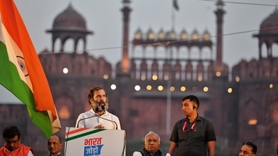 Rahul Gandhi with Congress president Mallikarjun Kharge and actor Kamal Hassan at Red Fort during the Bharat Jodo Yatra. (RajkRaj/HT Photo) Rahul Gandhi with Congress president Mallikarjun Kharge and actor Kamal Hassan at Red Fort during the Bharat Jodo Yatra. (RajkRaj/HT Photo)