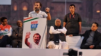 Rahul Gandhi with Congress president Mallikarjun Kharke and actor Kamal Hassan at Red Fort during the Bharat Jodo Yatra. (RajkRaj/HT photo) Rahul Gandhi with Congress president Mallikarjun Kharke and actor Kamal Hassan at Red Fort during the Bharat Jodo Yatra. (RajkRaj/HT photo)