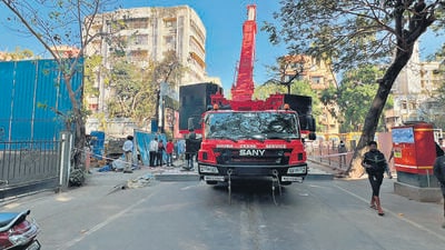 When contacted, Mangesh Shinde, DCP Traffic (West) said that the work had been stopped and legal action was being taken by the Santacruz traffic division and Santacruz police station. The senior inspector of Santacruz police station, Balasaheb Tambe, confirmed the development and said an FIR had been lodged. (HT PHOTO)