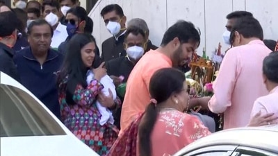 Isha Ambani at her Mumbai residence with her newborn twins. (ANI) Isha Ambani at her Mumbai residence with her newborn twins. (ANI)