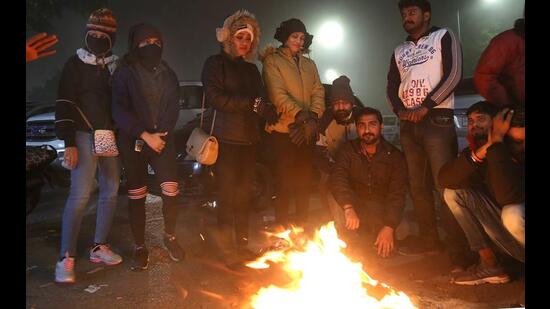 Chandigarh residents shivered under extreme weather conditions on Saturday night as the minimum temperature slipped to 2.8°C, a dip of around five degrees from Friday. (HT File/Representational image)