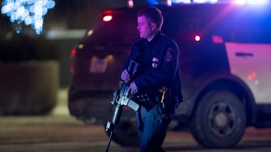 A police officer carrying a rifle exits the Mall of America following a shooting in December 2021.(AP file)