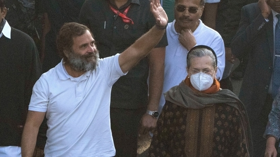 Congress party leaders Rahul Gandhi (left) and Sonia Gandhi during the march.(AP)