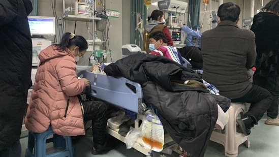 Relatives gather near the beds of sickened patients at the emergency department of the Langfang No. 4 People's Hospital in Bazhou city in northern China's Hebei province on Thursday.(AP)