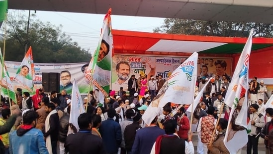 Congress Party workers extend a warm welcome to the Bharat Jodo Yatra at Delhi-Haryana border on Saturday.(Sadia Akhtar/HT Photo)