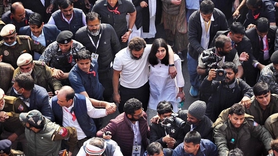 Rahul Gandhi with Priyanka Gandhi Vadra's daughter Miraya Vadra during the bharat jodo yatra near jasola metro station in New Delhi(Raj k Raj/HT Photo)
