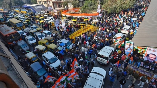 Traffic chaos at ashram chowk due to Congress party's Bharat Jodo Yatra.(Raj k Raj/HT Photo)