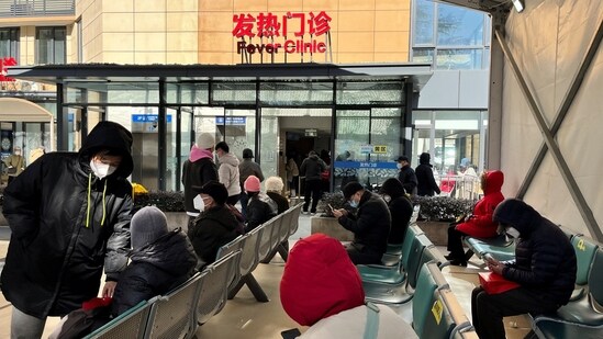 People wait outside a fever clinic at a hospital as coronavirus disease (Covid-19) outbreak continues, in Shanghai, China December 24, 2022. (REUTERS/Staff)