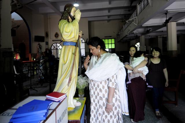 Devotees at a church in Noida, UP. (Sunil Ghosh/Hindustan Times)