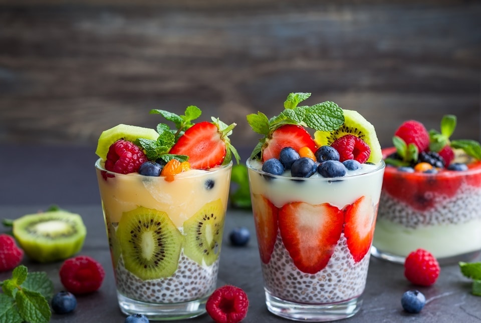 Grilled kiwi with fresh fruit and vanilla ice cream