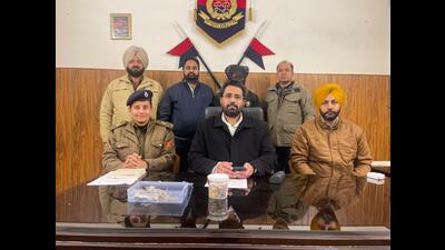 Additional deputy commissioner of Police (ADCP, investigation) Rupinder Kaur saran said that the accused, who is wanted by police in as many as 14 cases, suffers from night blindness and would target empty homes during the daytime (HT PHOTO)