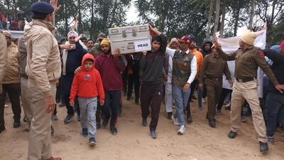 Army officials carrying the mortal remains of soldier Arvind kumar at Jhojhu Kalan village in Haryana’s Charkhi Dadri. He was among the 16 soldiers killed in a road accident in Sikkim. (Manoj Dhaka/ HT Photo)