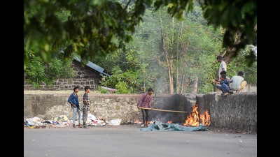 As the temperature in the city drops a notch, garbage in various parts of the city is being burnt to keep warm. (HT FILE PHOTO) As the temperature in the city drops a notch, garbage in various parts of the city is being burnt to keep warm. (HT FILE PHOTO)