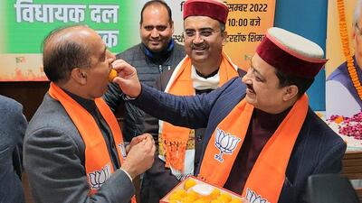 BJP state chief Suresh Kashyap offering sweets to newly elected leader of BJP legislature party Jai Ram Thakur in Shimla on Sunday. (Deepak Sansta/HT) BJP state chief Suresh Kashyap offering sweets to newly elected leader of BJP legislature party Jai Ram Thakur in Shimla on Sunday. (Deepak Sansta/HT)