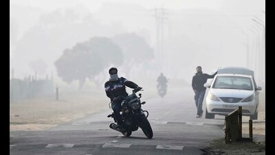 Dense fog was witnessed in many parts of Punjab and Haryana, according to a report of the Meteorological Department here. (HT file photo)