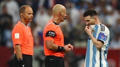 Argentina's Lionel Messi with referee Szymon Marciniak before the penalty shootout (REUTERS)
