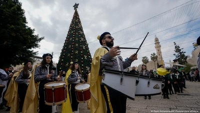 Marching bands that lead festive processions near the Church of the Nativity (Majdi Mohammed/AP Photo/picture alliance ) Marching bands that lead festive processions near the Church of the Nativity (Majdi Mohammed/AP Photo/picture alliance )