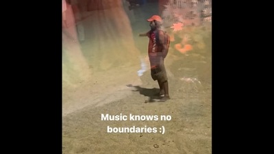 Zomato delivery executive dancing to Sapne Mein Milti Hai outside a wedding venue. (Instagram/@pulkitkochar)