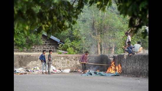 As the temperature in the city drops a notch, garbage in various parts of the city is being burnt to keep warm. (HT FILE PHOTO)