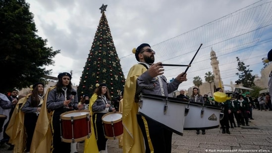 Marching bands that lead festive processions near the Church of the Nativity (Majdi Mohammed/AP Photo/picture alliance )