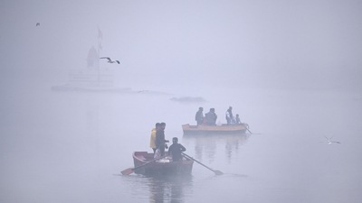 People ride paddle boats in the Yamuna river amid dense fog in New Delhi, on December 26. Mahesh Palawat, vice president at Skymet meteorology told HT that Delhi was likely to witness similar conditions, particularly during the night, in the next 24 hours as well, before temperatures begin to gradually rise from December 27 under the influence of a western disturbance. (Raj K Raj / HT Photo)