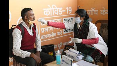 A health worker collects swab samples of a passenger at the Jaiprakash Narayan Airport in Patna on Monday. (Santosh Kumar/HT Photo) A health worker collects swab samples of a passenger at the Jaiprakash Narayan Airport in Patna on Monday. (Santosh Kumar/HT Photo)