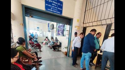 Citizens wait at joint sub registrar Haveli office at Bibwewadi in Pune on Monday. (RAHUL RAUT/ HT PHOTO) Citizens wait at joint sub registrar Haveli office at Bibwewadi in Pune on Monday. (RAHUL RAUT/ HT PHOTO)