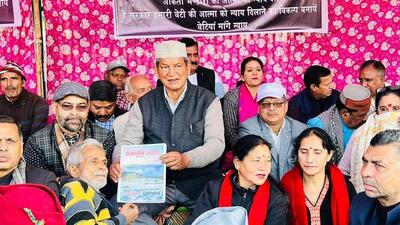 Former Uttarakhand chief minister Harish Rawat sat on 24-hour dharna in protest againt BJP-led state government (HT Photo) Former Uttarakhand chief minister Harish Rawat sat on 24-hour dharna in protest againt BJP-led state government (HT Photo)