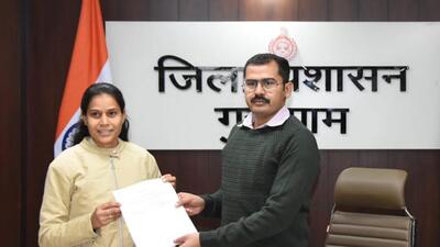 Gurugram, India-December 26, 2022: Vishram Kumar Meena, Additional Deputy Commissioner, presenting the election certificate to Deepali Chowdhary, who was unanimously elected as the Chairperson of the Zilla Parishad at Mini Secretariat, in Gurugram, India, on Monday, 26 December 2022. (Photo by Parveen Kumar/Hindustan Times) Gurugram, India-December 26, 2022: Vishram Kumar Meena, Additional Deputy Commissioner, presenting the election certificate to Deepali Chowdhary, who was unanimously elected as the Chairperson of the Zilla Parishad at Mini Secretariat, in Gurugram, India, on Monday, 26 December 2022. (Photo by Parveen Kumar/Hindustan Times)